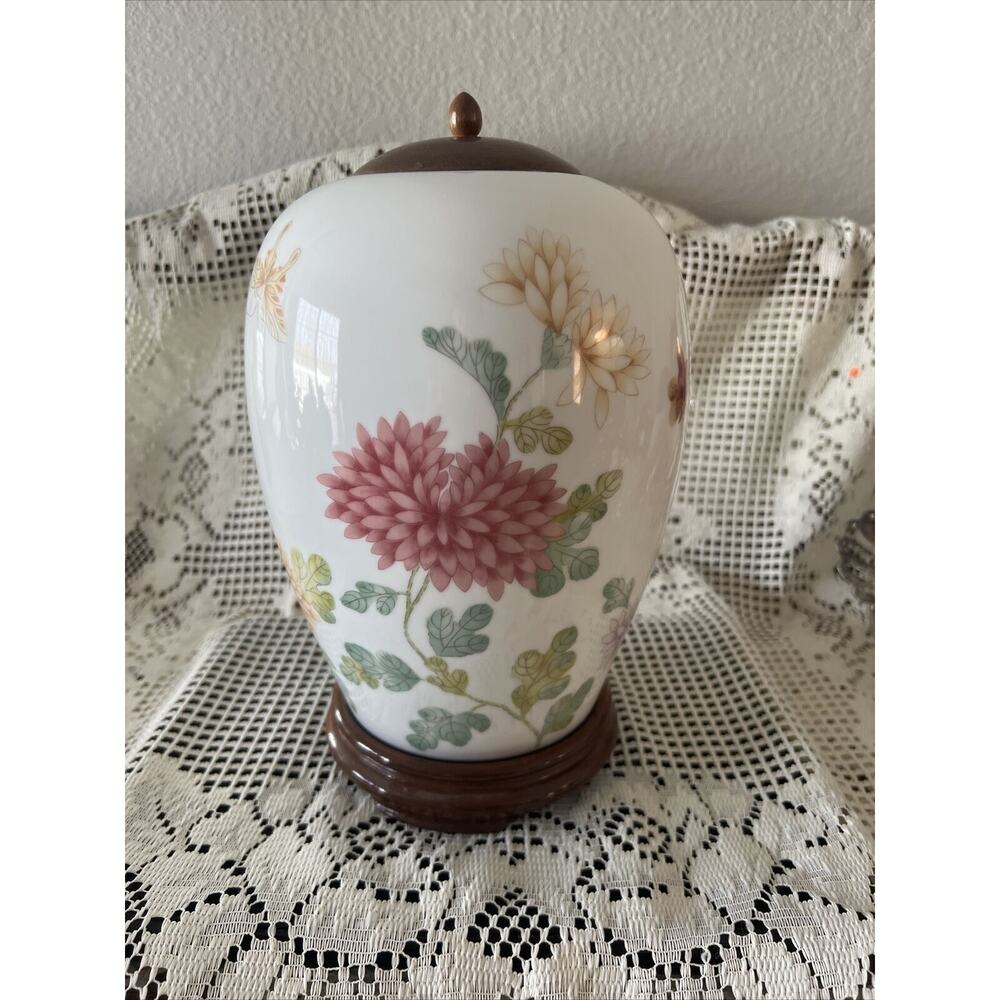 Gallery Originals Porcelain Chrysanthemum Ginger Jar Urn Flower Vase Wood Lid